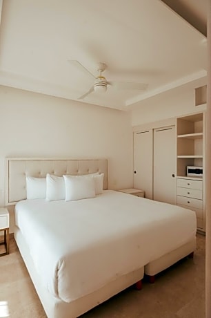 Two-bedroom Family Private Jacuzzi & Roof