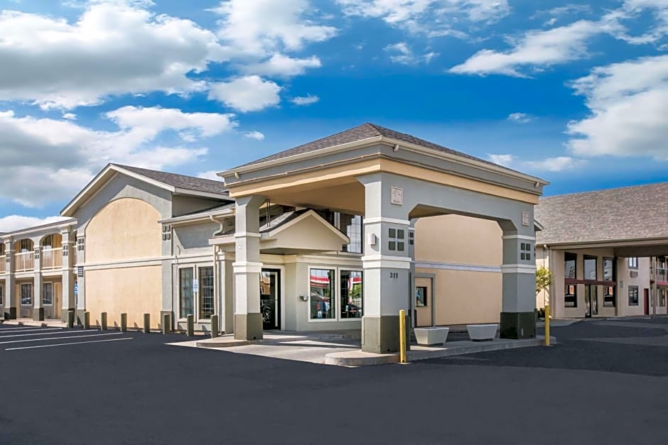 Super 8 by Wyndham Oklahoma Airport Fairgrounds West