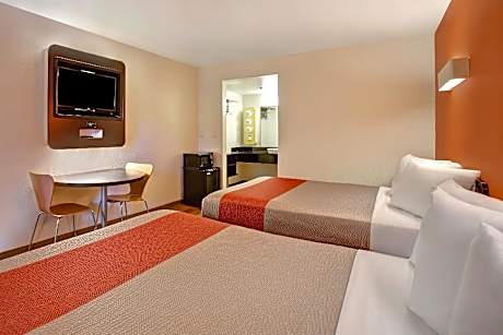 2 Queen Beds - Non-Smoking, Kitchen