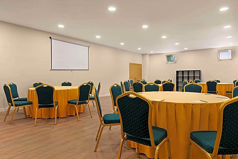 Ramada by Wyndham Valencia Almussafes