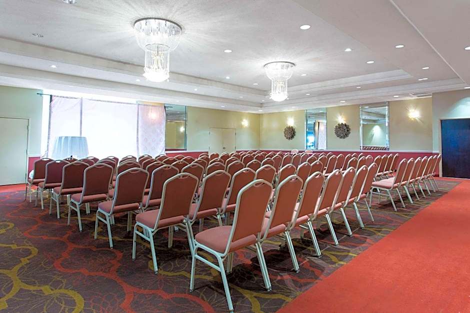 Ramada by Wyndham Glendale Heights/Lombard