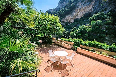 Apartment with Mountain View and Terrace