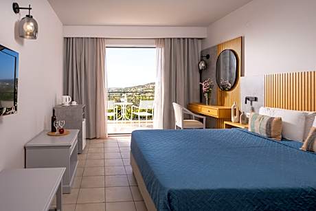 FAMILY ROOM GARDEN VIEW