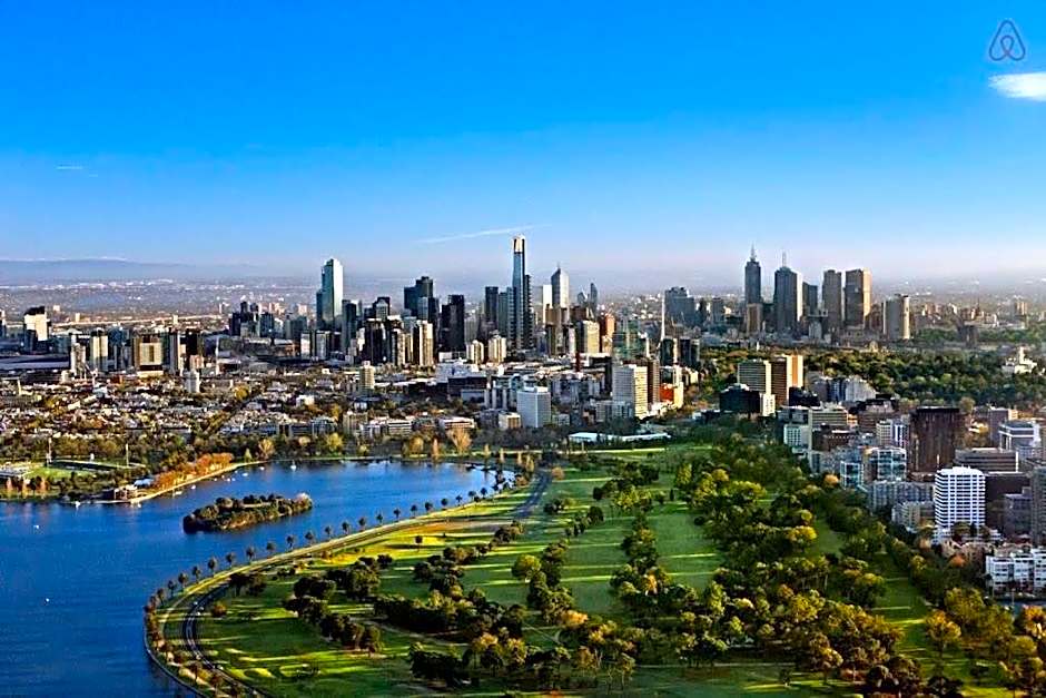 Lovely Studio City Views Next to Southern Cross