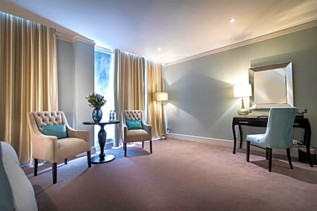 Deluxe Double Room with Two Single Beds - Non-Smoking