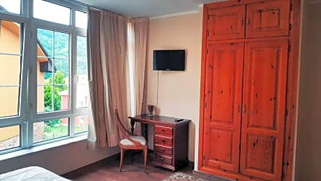 Family Room (2 Adults + 2 Children)