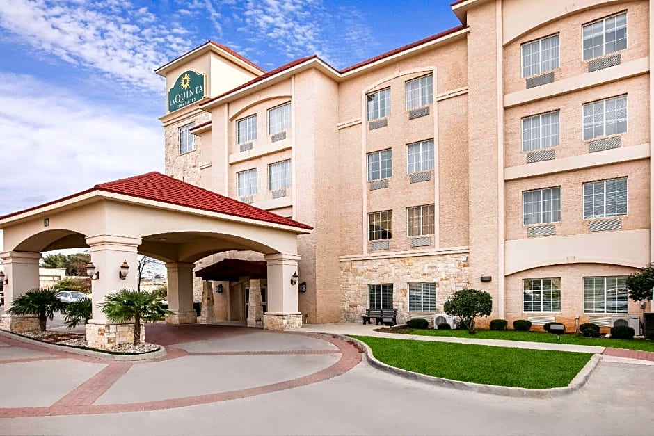 La Quinta Inn & Suites by Wyndham DFW Airport West - Euless