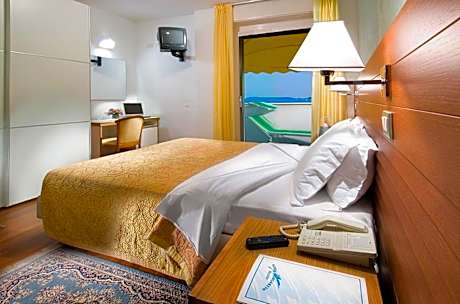 Double or Twin Room with Partial Sea View