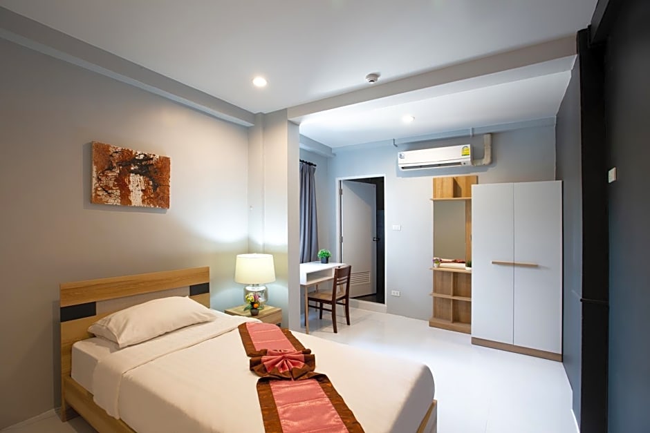 185@Surawong Residence