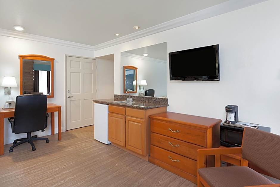 Super 8 by Wyndham Santa Clarita/Valencia