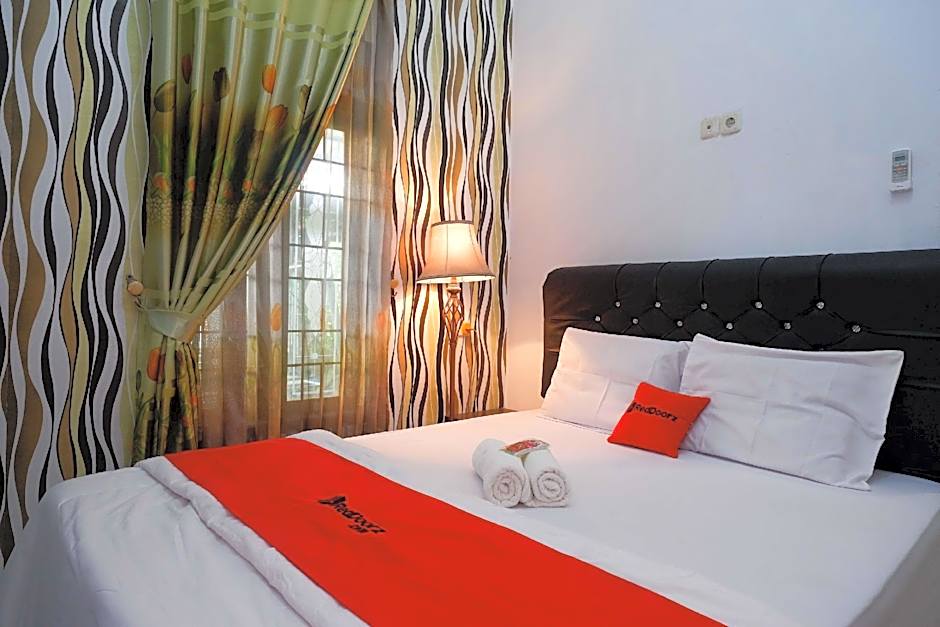 RedDoorz Syariah near RS Mitra Siaga