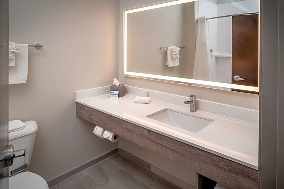 Holiday Inn Express & Suites Fairmont By IHG