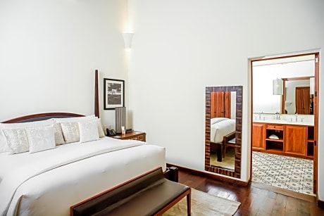 Deluxe King Suite