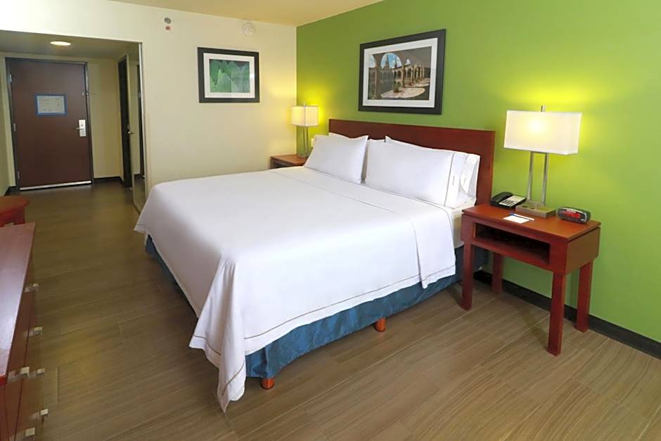 Holiday Inn Express & Suites Guadalajara Aeropuerto By IHG