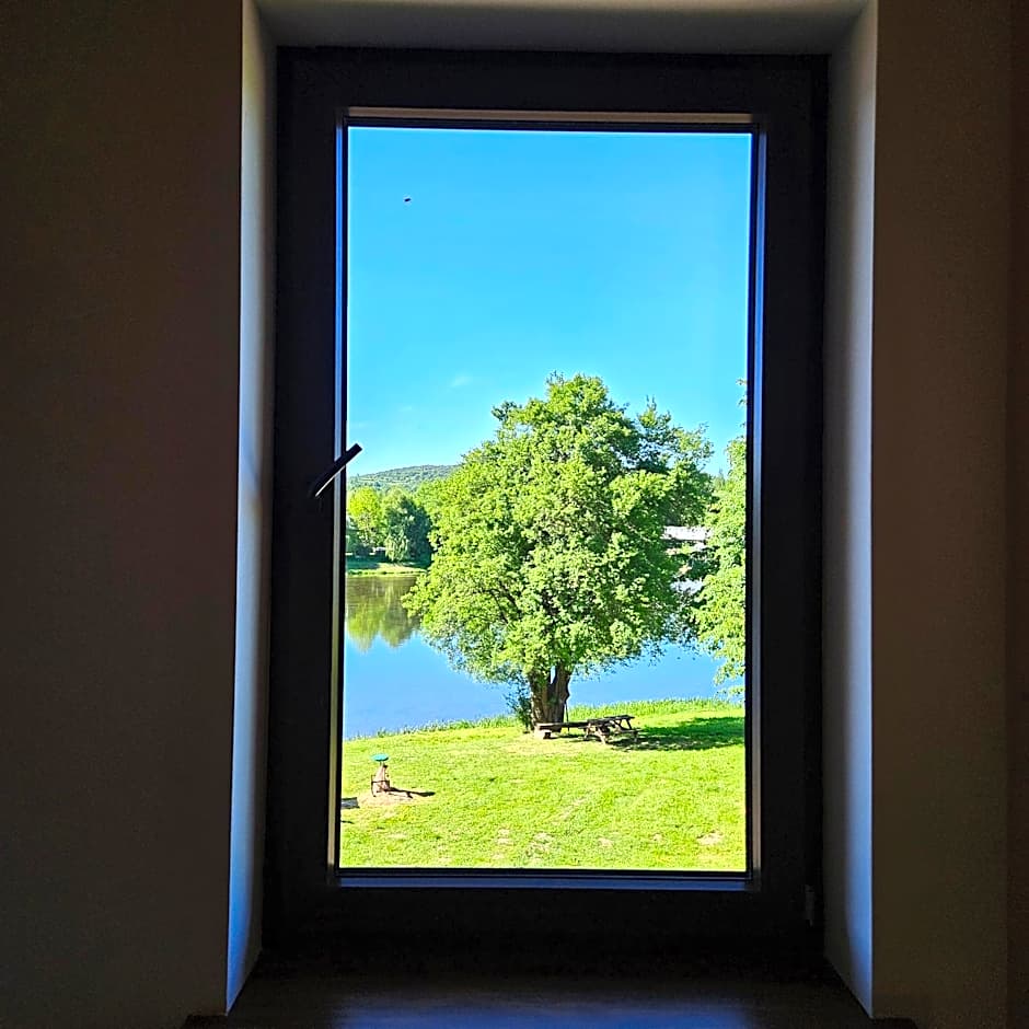 Przystań nad Sanem z widokiem na góry i rzekę