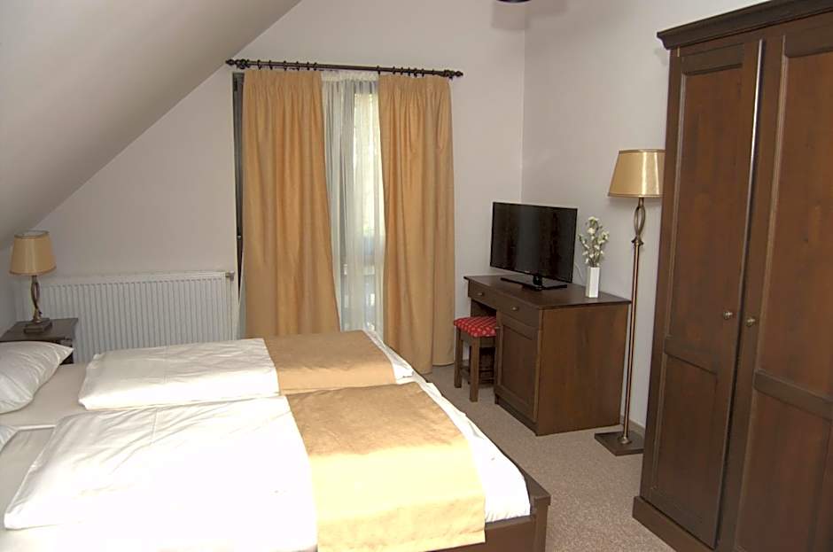 Complex Parc Pini Moinesti