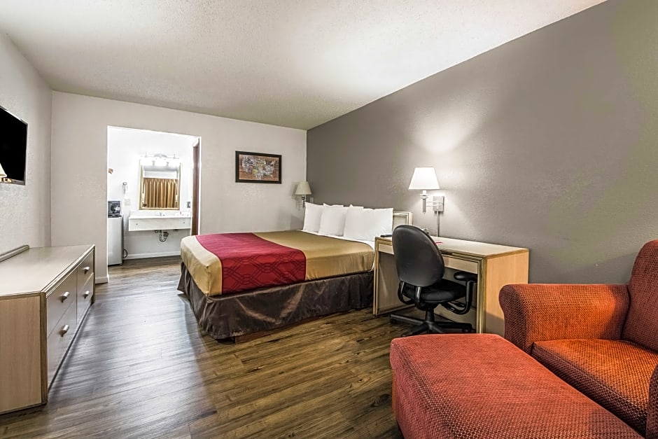 Econo Lodge Airport I-35 North