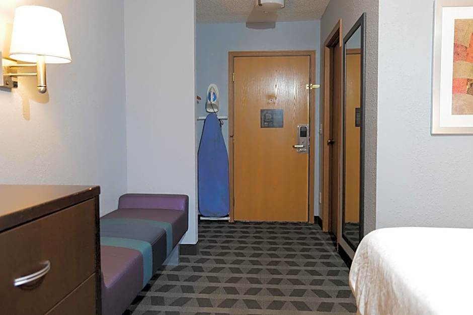 Baymont by Wyndham Flint Airport North