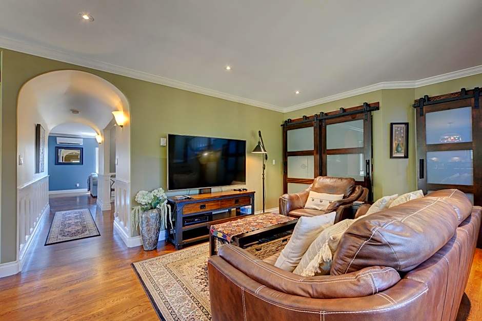 Character Stay across Swan Lake Nature Sanctuary