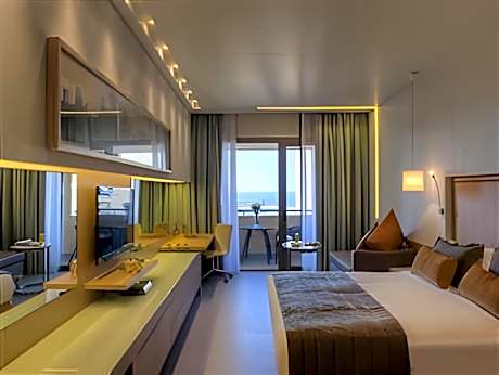 Superior City View King Bed