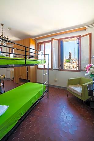 Single Bed in Mixed Dormitory Room with Shared Bathroom and Air-Conditioning