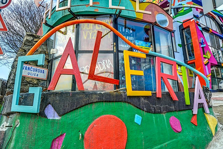 Hotel sebarozvoja s možnosťou získania poznania a inšpirujúcich prostriedkov na uplatňovanie vedomia, premenu seba a prostredia interiéru