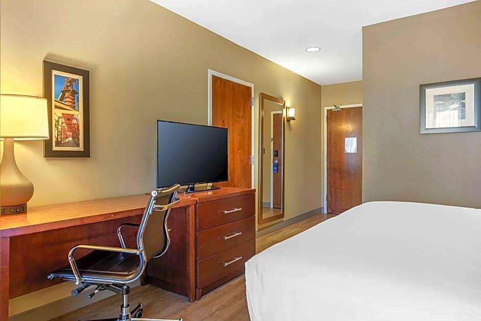 Comfort Inn & Suites At CrossPlex Village