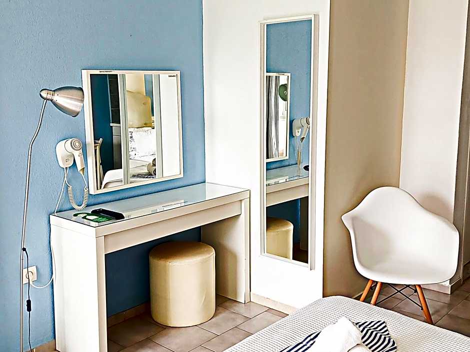 Seafront Studios and Apartments