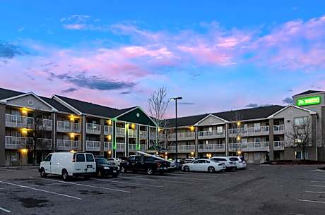 HomeTowne Studios Denver - Airport/Aurora