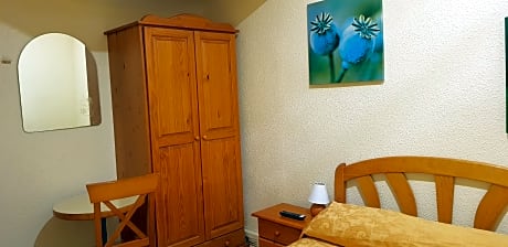 SINGLE (WITH SHARED BATHROOM)