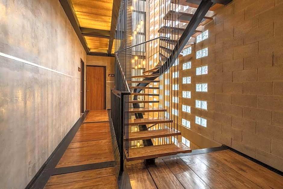 L304 Studio apt 2Bdrm 1bath Fits 6 AC Rooftop