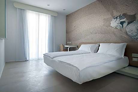 Deluxe Suite with Spa Bath and Side Sea View