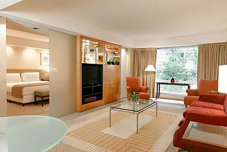 1 King Bed 2 Room Suite-Balcony