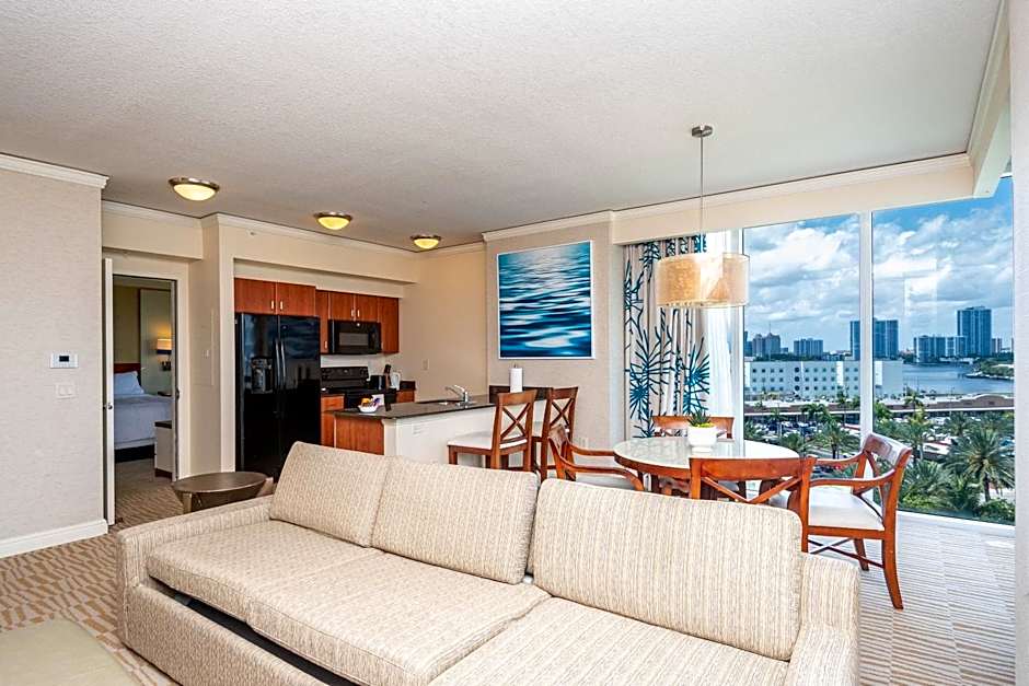 TRUMP INTL 2 BEDROOM APARTMENT 1600 Sqf Ocean and Bay View