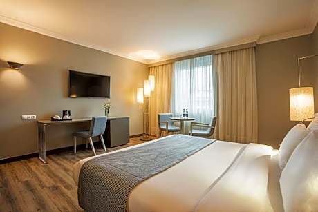 Family Room (2 Adults + 2 Children up to 12 years old)