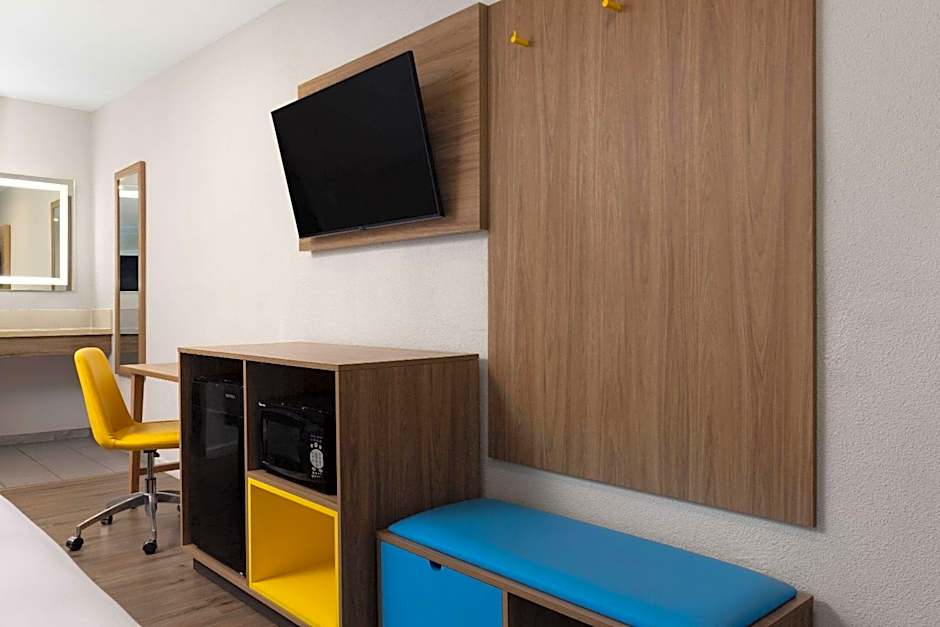 Days Inn by Wyndham Bakersfield