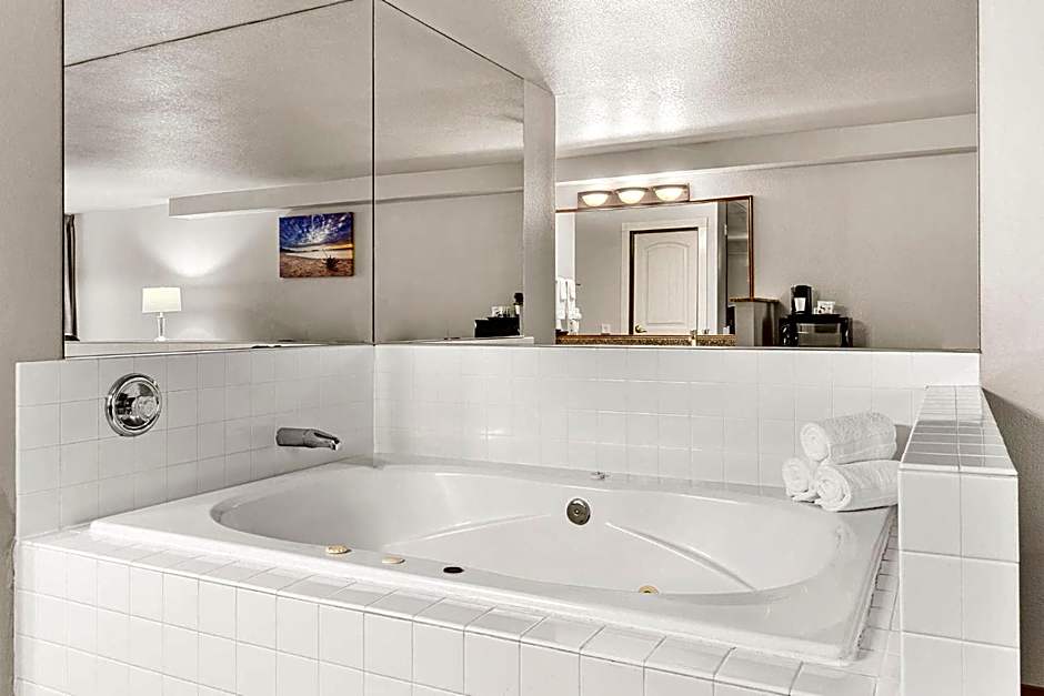 The Ashley Inn & Suites