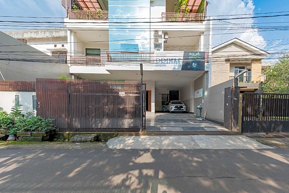 RedDoorz near Kiara Artha Park