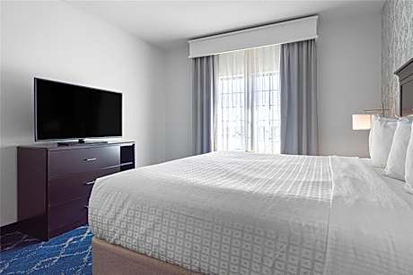 1 KING BED,NSMK,PILLOWTOP,50IN LED TV,MICRWV,REFRIG,FULL BREAKFAST