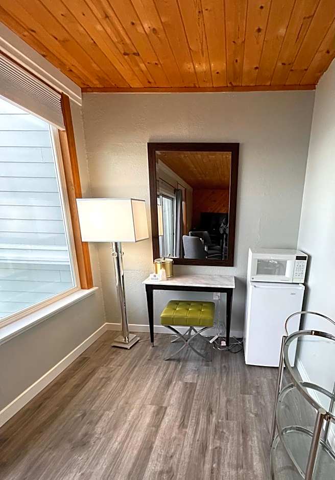 Tides Inn & Suites