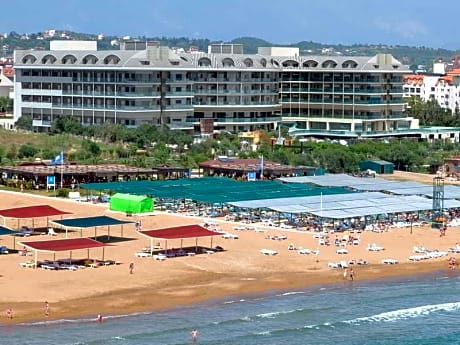 Commodore Elite Suites & Spa Hotel