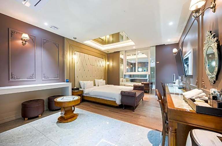 Zara Hotel Peace Square