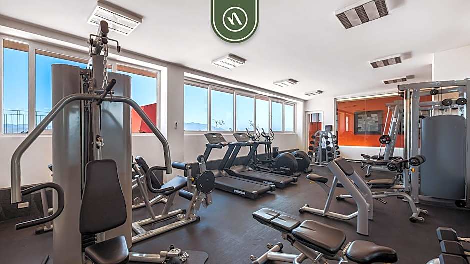 Cozy Apt with Private Terrace - Rooftop Pool