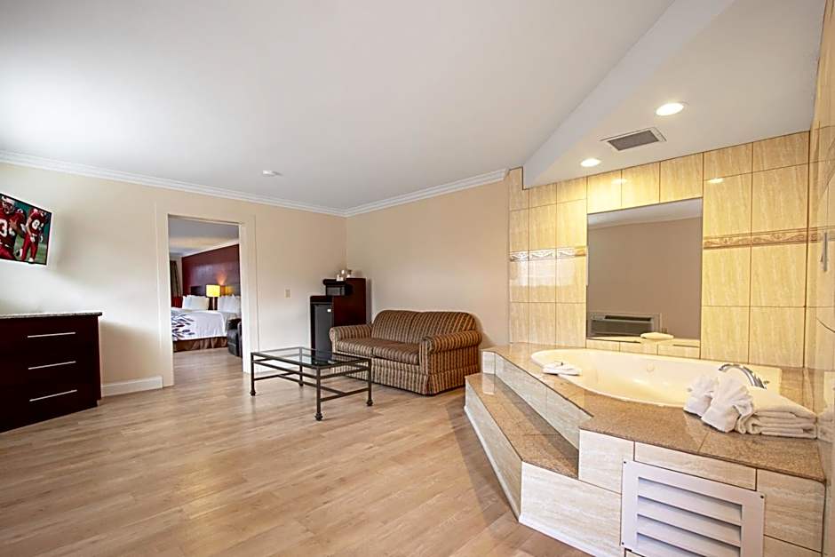 Red Roof Inn & Suites Monterey