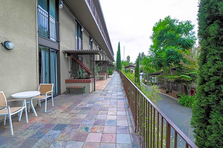 Dinah's Garden Hotel