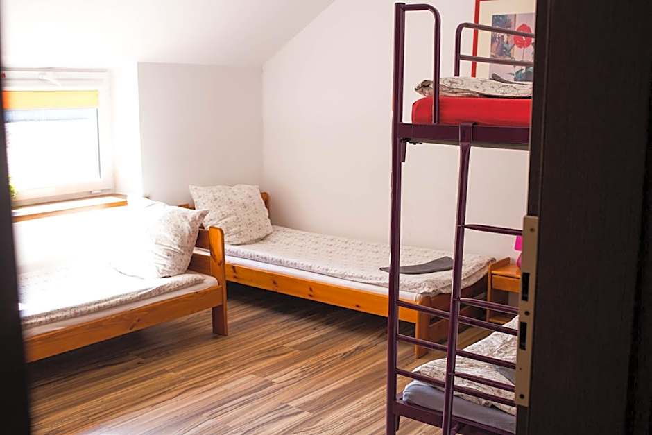 Hotelik Okęcie 39 - Nocleg i Parking Blisko Lotnisko Okęcie