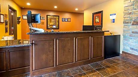 Crandon Inn & Suites