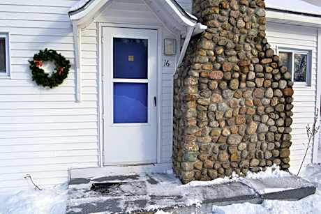 Three Bedroom Cottage with Balcony - Non-Smoking (Not Pet Friendly)