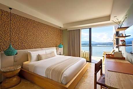 Deluxe King Room with Balcony and Spa Bath - Lake View