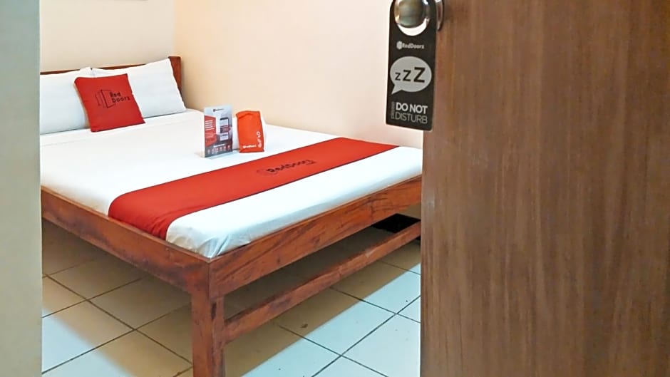 RedDoorz Near Baclay Drive Super Metro